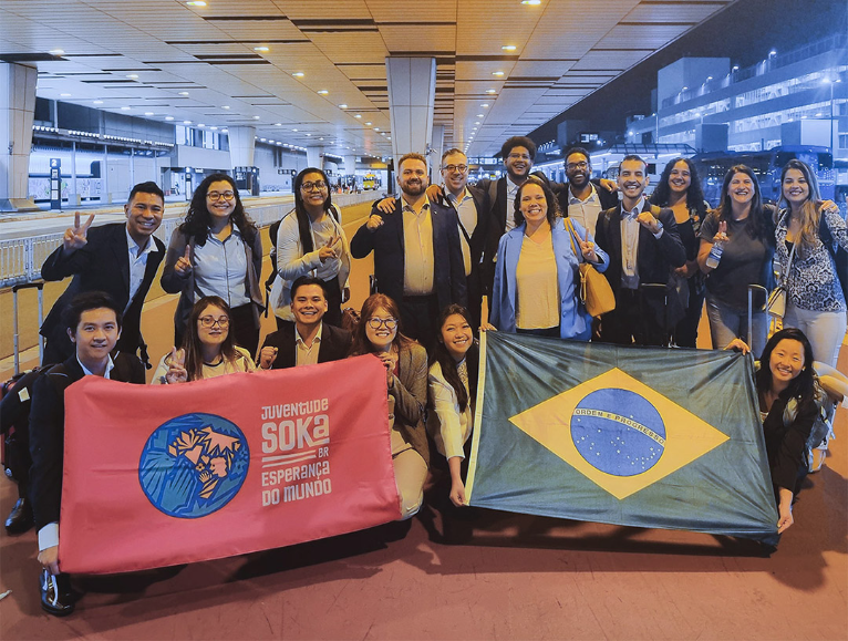 Integrantes no aeroporto de Narita