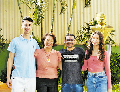 Família de Viviane em frente ao busto de Ikeda sensei no Centro Cultural Norte do Paraná: à esq., o filho Igor; ao centro, o marido, Joilson; à dir., a filha, Vitória Caroline