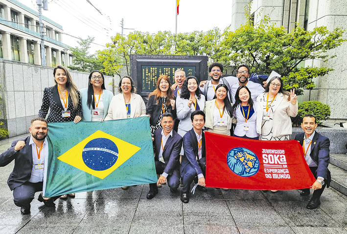 Com os companheiros do grupo da Juventude Soka do Brasil, participantes do recente Curso de Aprimoramento da SGI no Japão