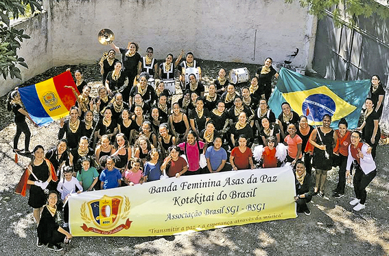 Com as companheiras da banda Asas da Paz Kotekitai do Brasil