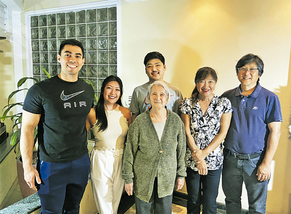 Momentos em família. A partir da esq., à frente, com a avó paterna, Maria Tamiko; ao lado, o namorado de Aline, Otávio; ao fundo, o irmão da jovem, Victor; e os pais Lilian e Sergio.