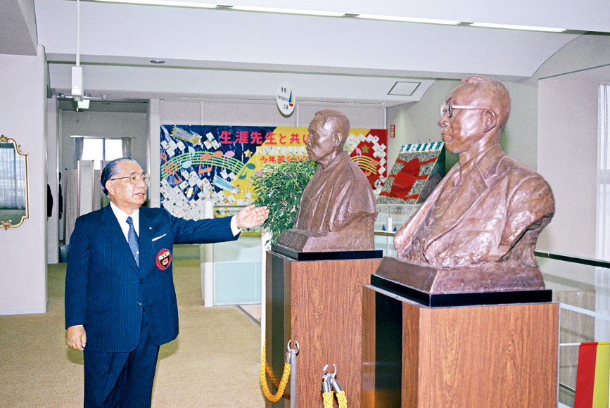 Ikeda sensei observa os bustos de Makiguchi sensei e de Toda sensei no Auditório da Paz de Yokohama, província de Kanagawa (jan. 1992)