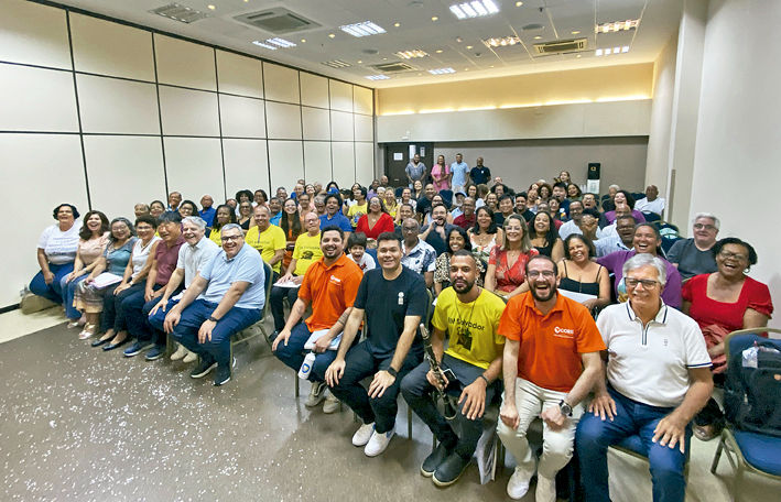 Líderes participam do  Curso de Verão da Sub. Bahia, CRE Leste. O sorriso de todos reflete a vitória da organização na primeira etapa da Liga Monarca e a troca de incentivos para os próximos passos na competição (Bahia, fev. 2025)