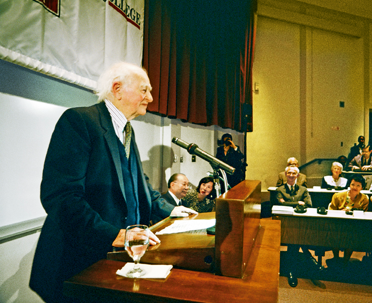 Dr. Linus Pauling tece comentários após a palestra proferida pelo presidente Ikeda na Faculdade Claremont McKenna, nos Estados Unidos. Na ocasião, o Dr. Pauling disse: “Devemos nos esforçar para agir de acordo com o ‘número nove’ da teoria dos dez mundos, ou seja, erguer-se com o espírito de um bodisatva” (jan. 1993)