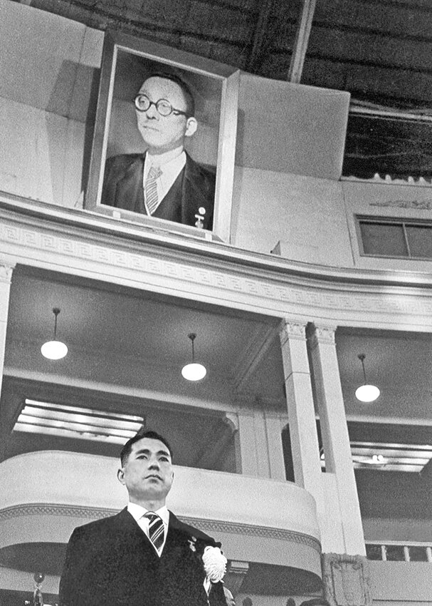Ikeda sensei no palco durante a sua posse como terceiro presidente da Soka Gakkai, tendo ao fundo o retrato do seu mestre, Josei Toda (3 maio 1960)