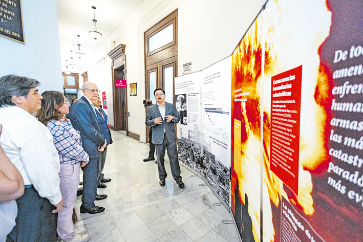 Visitantes observam com atenção e interesse o conteúdo dos painéis da mostra Solidariedade por um Mundo Livre de Armas Nucleares, no México, que retratam os horrores das armas nucleares