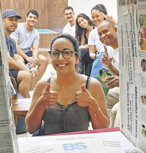 Criatividade e comprovação na base A jovem Mariana Fernandes (na imagem) integra-se à dinâmica “Kosen-rufu: A Jornada da Paz”, que, de forma lúdica, mostra como aplicar os valores do Budismo de Nichiren Daishonin no cotidiano. É ideia da responsável pela Juventude Soka do Bloco Grajaú, Victória Vaz. Com uma caixa preparada com frases e recortes do Brasil Seikyo, os participantes são incentivados a interagir com ela. A ideia é justamente utilizar essa caixa como recurso criativo. Isso teve dois motivos: primeiro, aproximar os jovens do jornal, mostrando que ele é uma ferramenta viva de diálogo e de inspiração; segundo, transformar o conteúdo em algo visual e interativo, que ajudasse cada grupo a refletir e a construir as próprias soluções para os desafios apresentados. É como se cada participante estivesse ‘postando’ sua contribuição no Brasil Seikyo. Dessa maneira, todos puderam se enxergar dentro da matéria e sentir que até pequenas ações individuais contribuem para a propagação e fazem parte dessa grande história do kosen-rufu. No encerramento, todos saíram contagiados pela alegria e pela certeza de que, unidos, podem expandir o kosen-rufu e transformar vidas