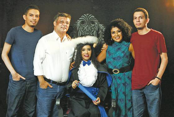 com a família prestigiando sua formatura de graduação