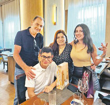 Ao lado e nos quadros menores, Glauber irradia felicidade com as comprovações conquistadas na saúde, na harmonia familiar e no apoio aos membros de sua localidade