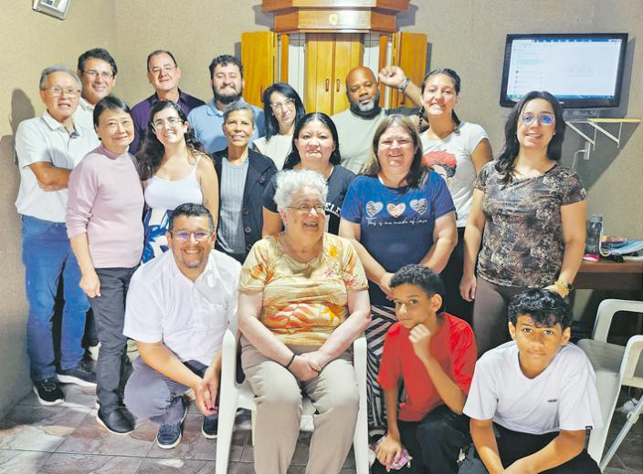 Ao lado e nos quadros menores, Glauber irradia felicidade com as comprovações conquistadas na saúde, na harmonia familiar e no apoio aos membros de sua localidade