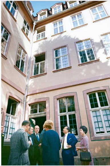 O presidente da SGI e sua esposa, Kaneko Ikeda, visitam a casa em que Goethe nasceu em Frankfurt (Alemanha, maio 1981)