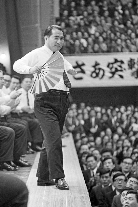 Presidente Ikeda rege canção na reunião de líderes de província em Wakayama (Japão, dez. 1969)