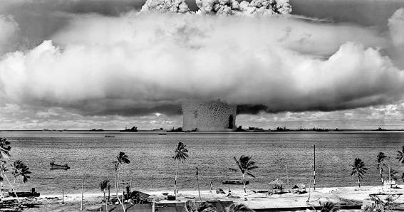 Ao lado, explosão realizada no local (25 jul. 1946)