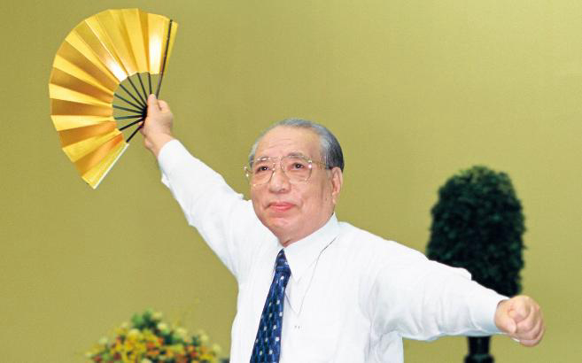 “Não se diminuam, meus amigos, levantem-se!” Ikeda sensei rege a canção Ifu Dodo no Uta (Canção do Imponente Avanço) durante Reunião de Líderes (Auditório Memorial Toda de Tóquio, maio 2001). “Mesmo que vocês se deparem com o muro da incompreensão, gostaria que seguissem em frente com orgulho, de peito erguido e rindo da situação declarando: 'Nem aquelas pessoas, nem estas perseguições podem me deter!'”