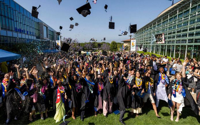 Universidade Soka da América forma 22ª turma