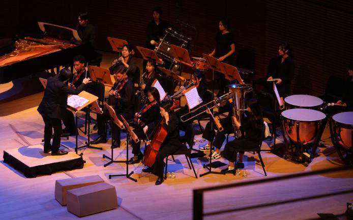 Em gratidão aos formandos, estudantes voluntários realizaram uma apresentação musical 