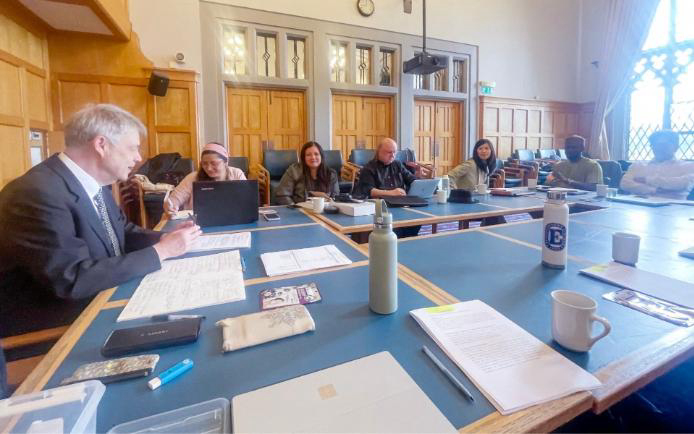 Participantes discutem sobre o potencial da música para promover o diálogo e construir a paz. À esq., o diretor do MOMRI, Olivier Urbain (Belfast, Irlanda do Norte, 11 jun. 2026)