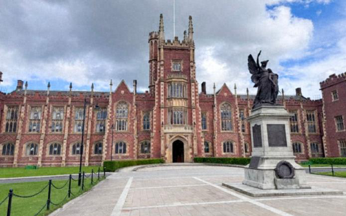 Prédio da prestigiosa Universidade Queen’s de Belfast, onde foi realizada a conferência 