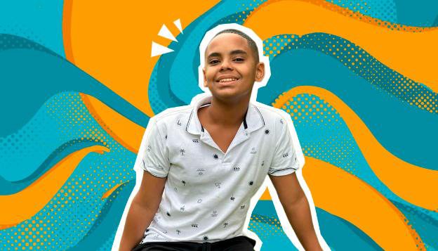 Foto do Pedro Henrique e ao fundo o banner azul do relato dez