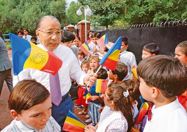 [98] Capítulos “Surgimento da Torre de Tesouro” e “Devadatta” Seja um buda que brilhe ao máximo em meio às realidades deste mundo
